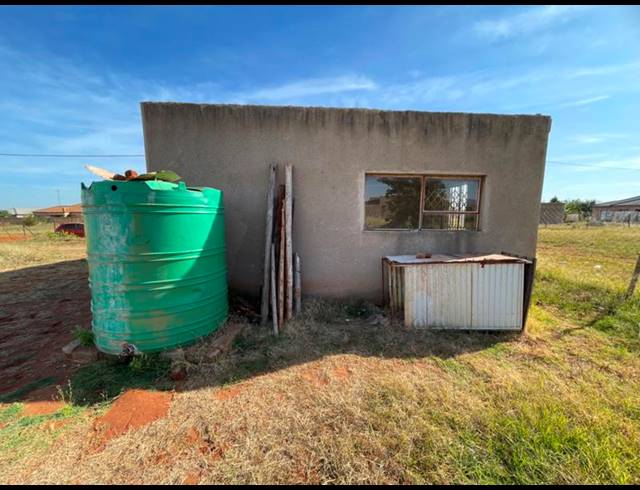 2 BEDROOM HOUSE FOR SALE IN LEBOWAKGOMO ZONE A